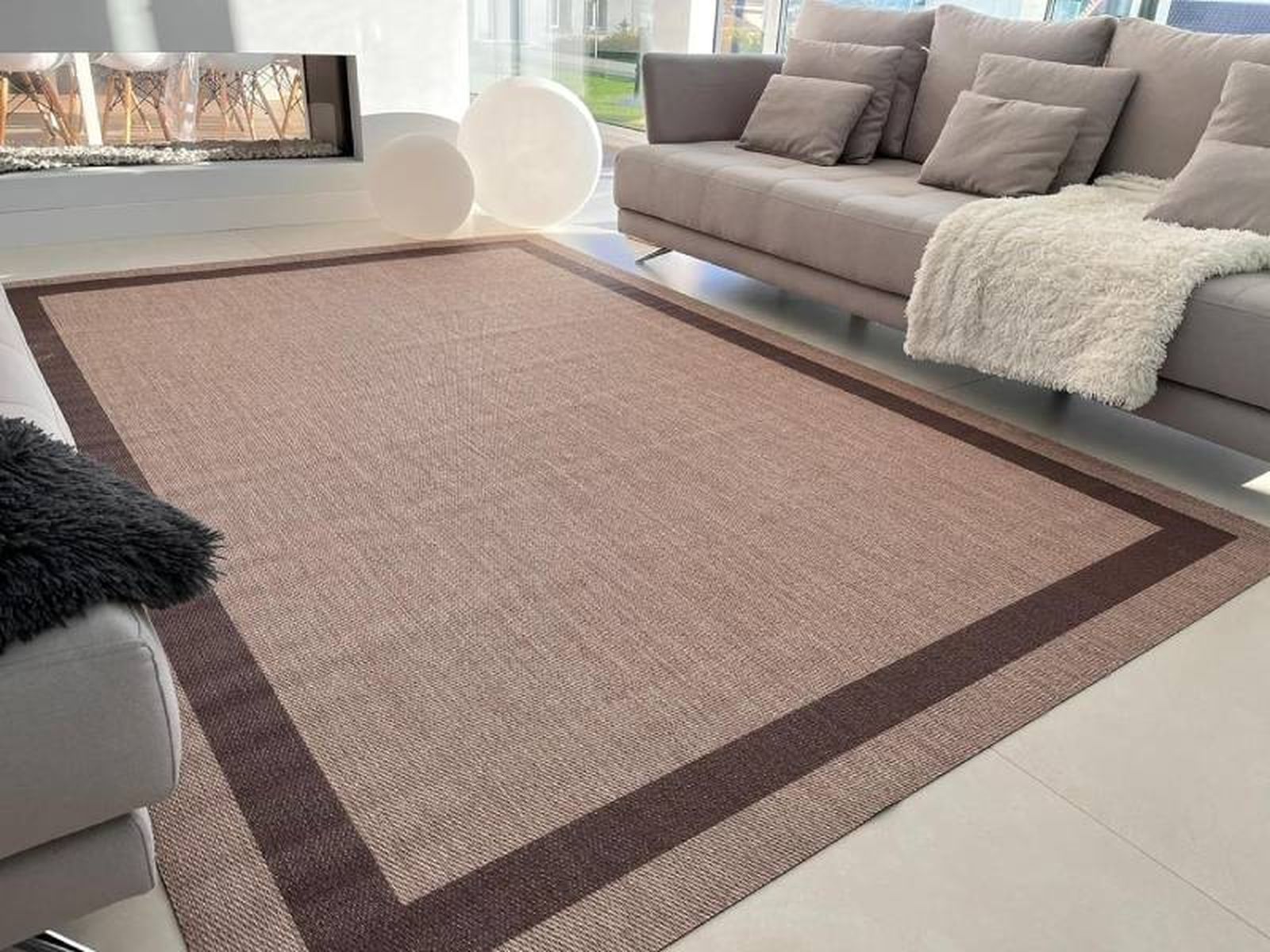 Salón elegante con alfombra de vinilo GRECA de Amazon en color beige.