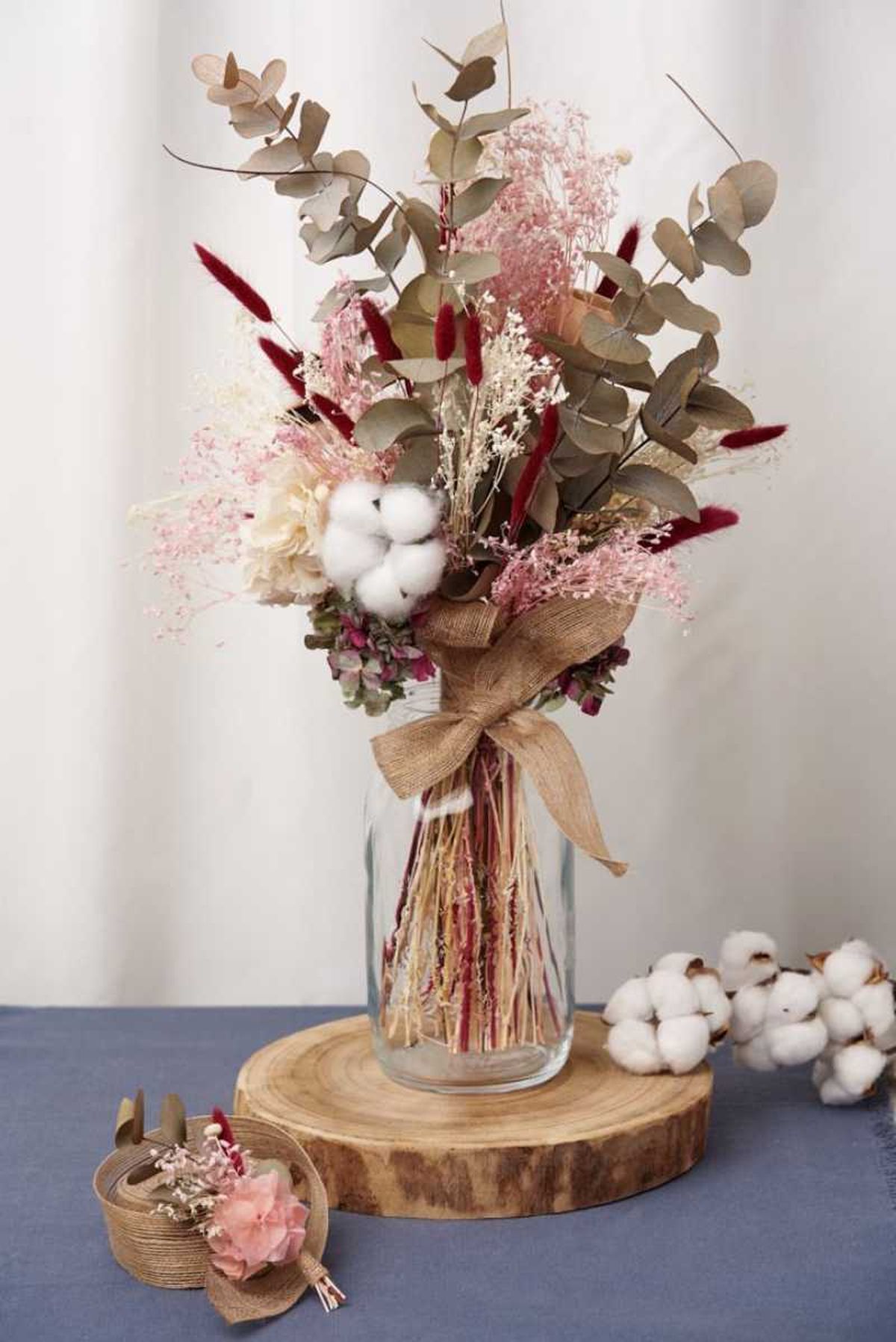 Flores secas en un tarro de cristal para decorar en San Valentín.