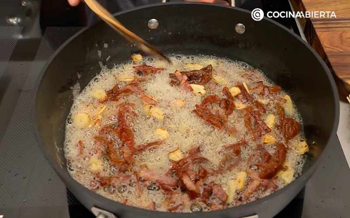 Añade los tomates deshidratados