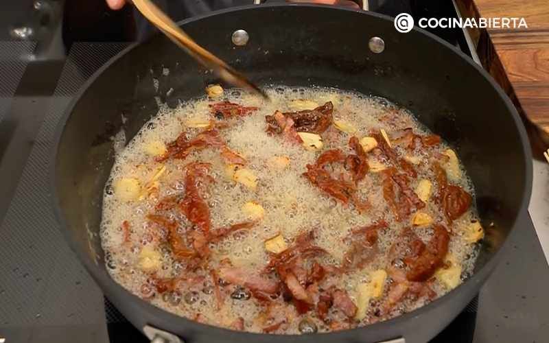 Añade los tomates deshidratados