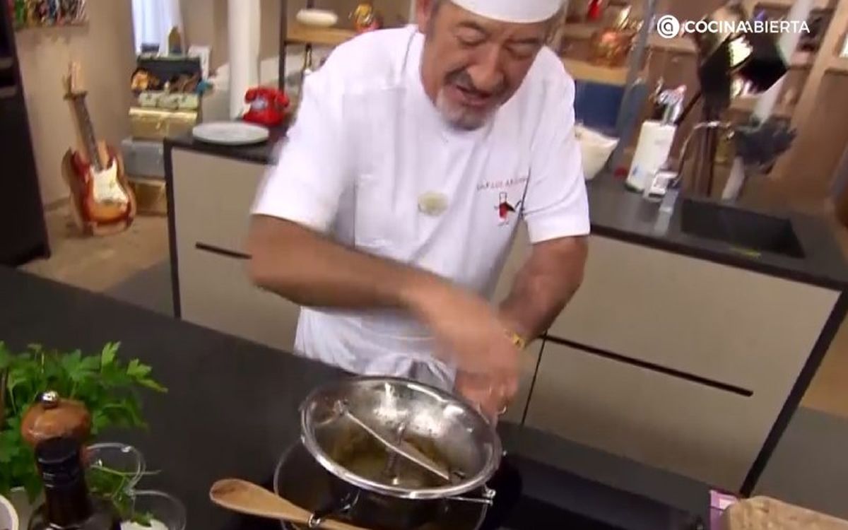 Pasa la salsa por un pasapurés para obtener una textura más fina