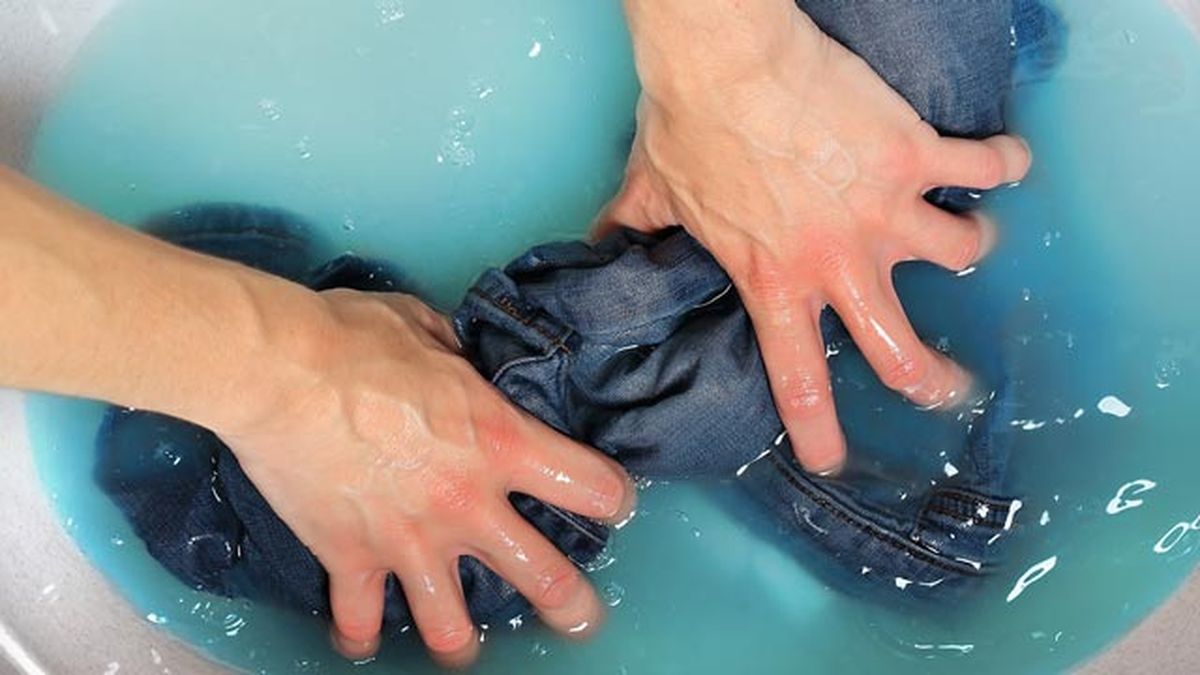 Usa agua fría para lavar tu ropa manchada con hierba