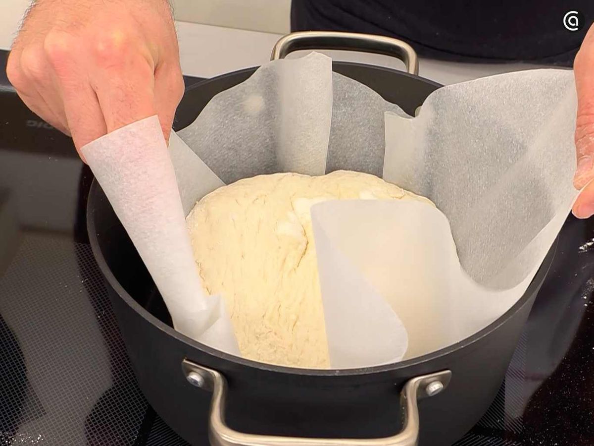 Pon la masa en la cazuela y hornea