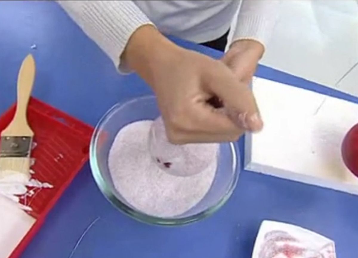 Bolas y cintas de estaño para decorar el árbol de Navidad paso 4