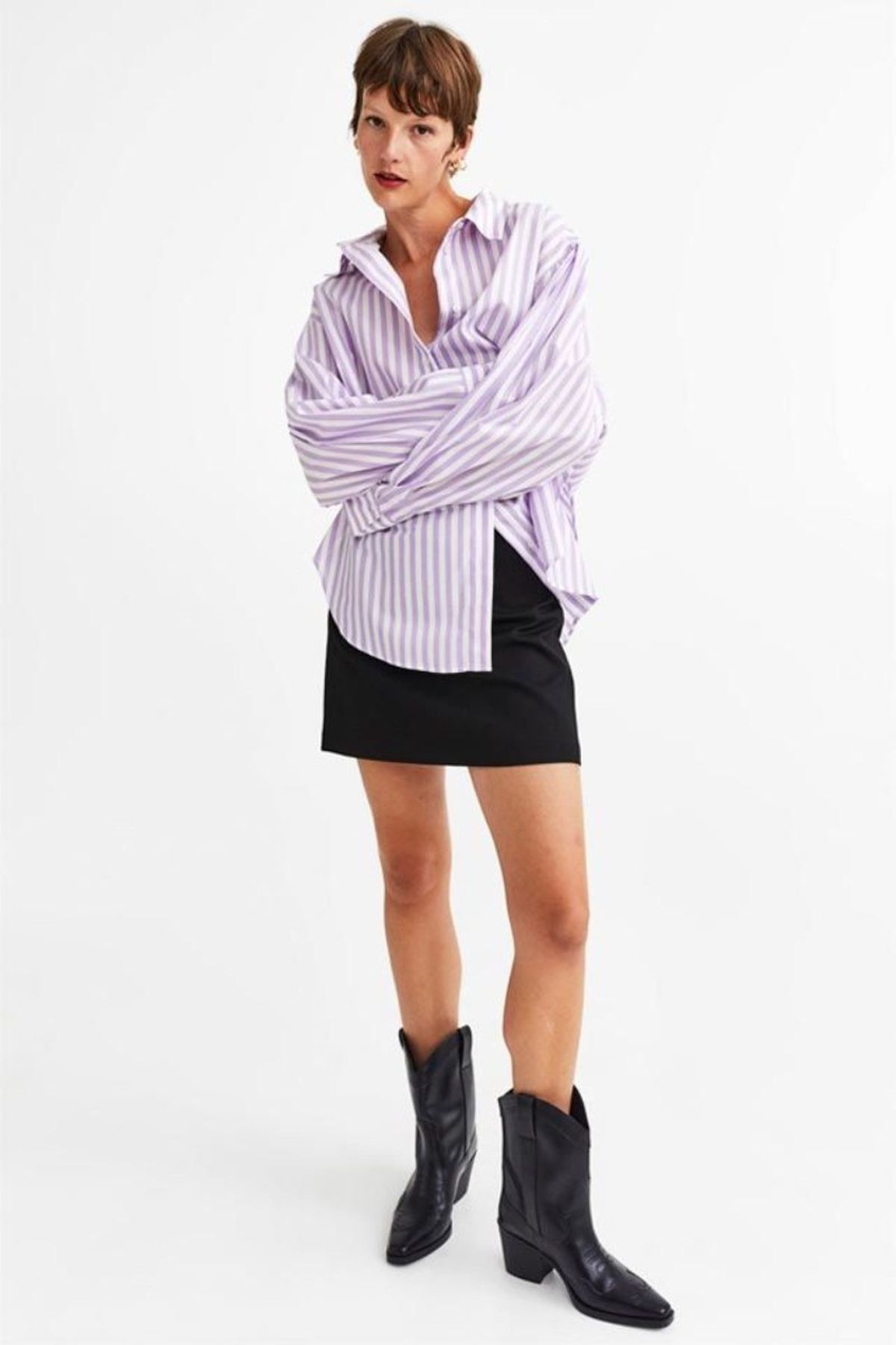 Una falda corta y una camisa oversize son perfectas para llevar con botas cowboy