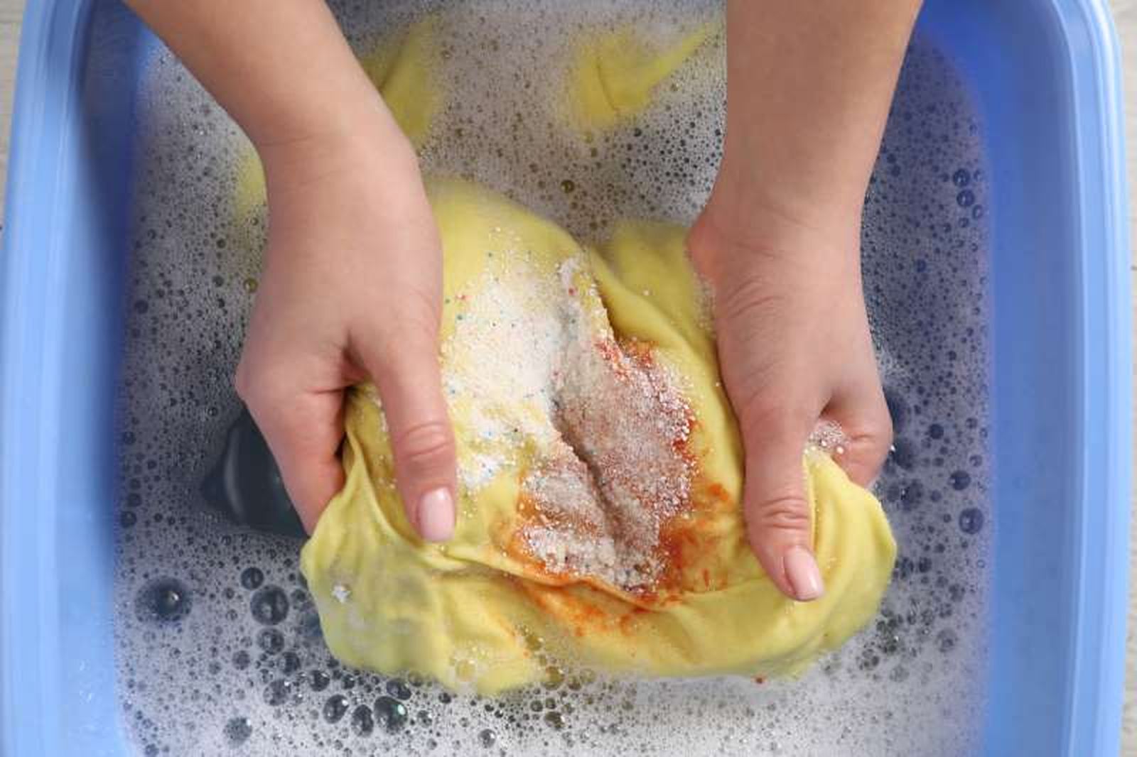 Es muy sencillo quitar manchas de salsas de la ropa