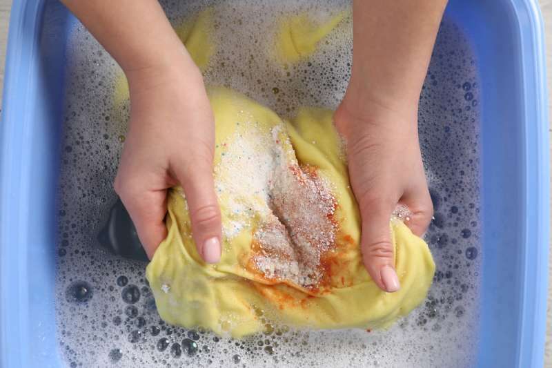 Es muy sencillo quitar manchas de salsas de la ropa