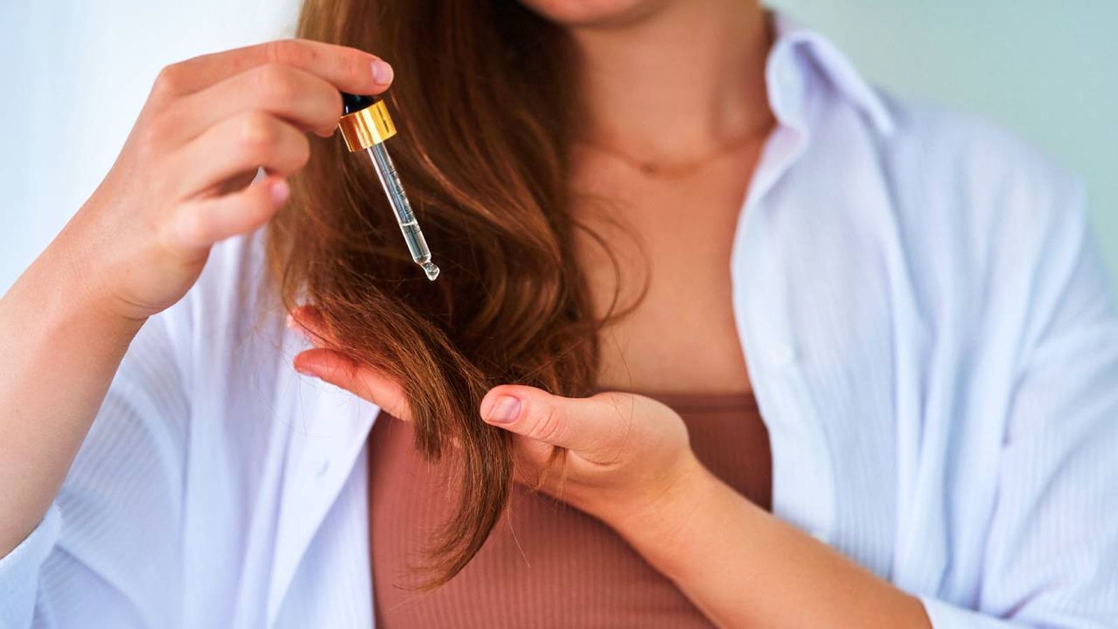 aplicar serum en pelo largo