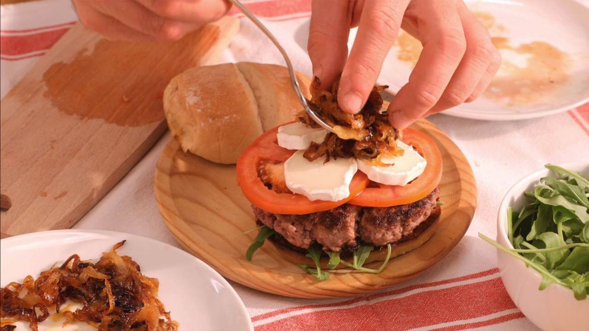 hamburguesa con queso de cabra y cebolla caramelizada  paso 5