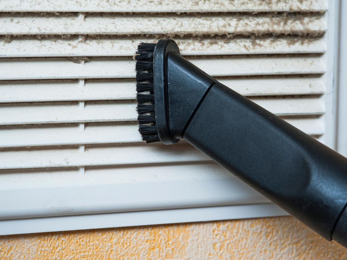 Conducto de aire sucio lleno de pelusas.