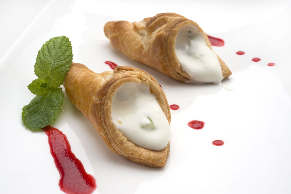 5771 2 Canutillos rellenos de sorbete de limon, nata y kiwi (1155) xl