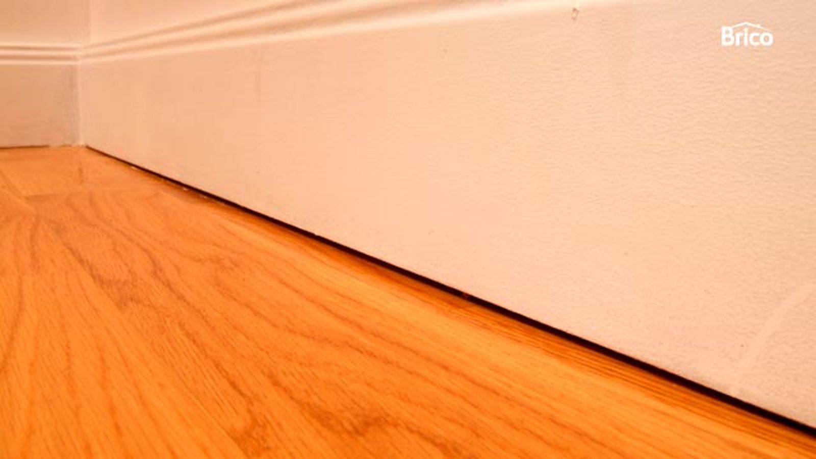 Sellado de juntas en suelo de madera paso 1