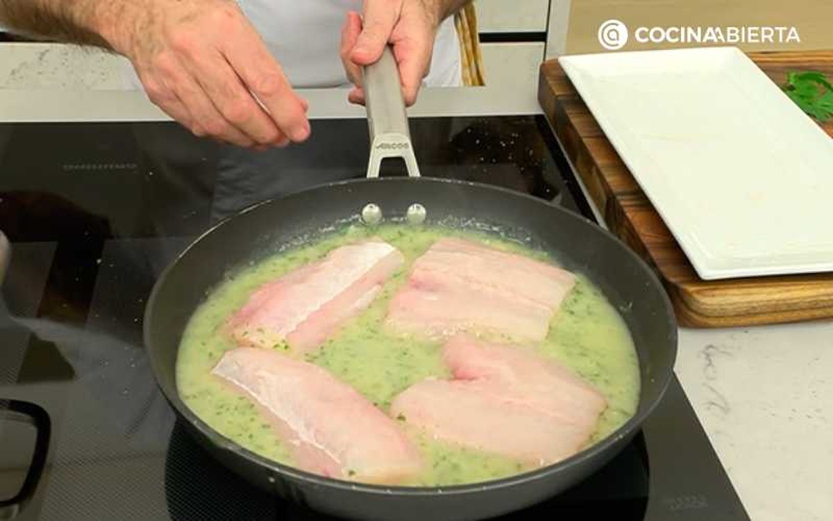 Incorpora los lomos de merluza