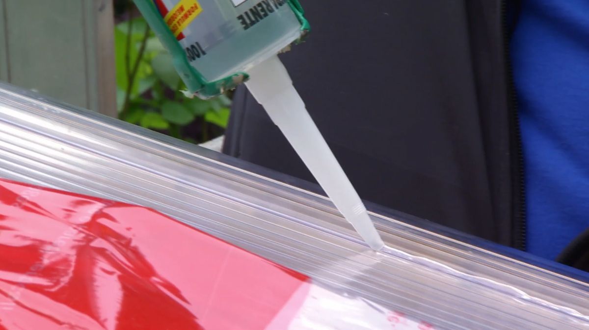 Instalar una cubierta de policarbonato celular paso 7