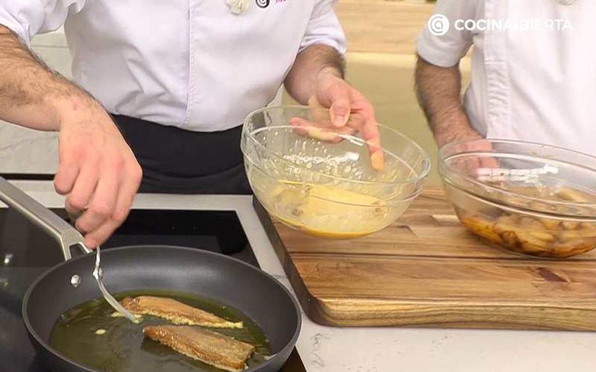 Fríe los filetes de gallo