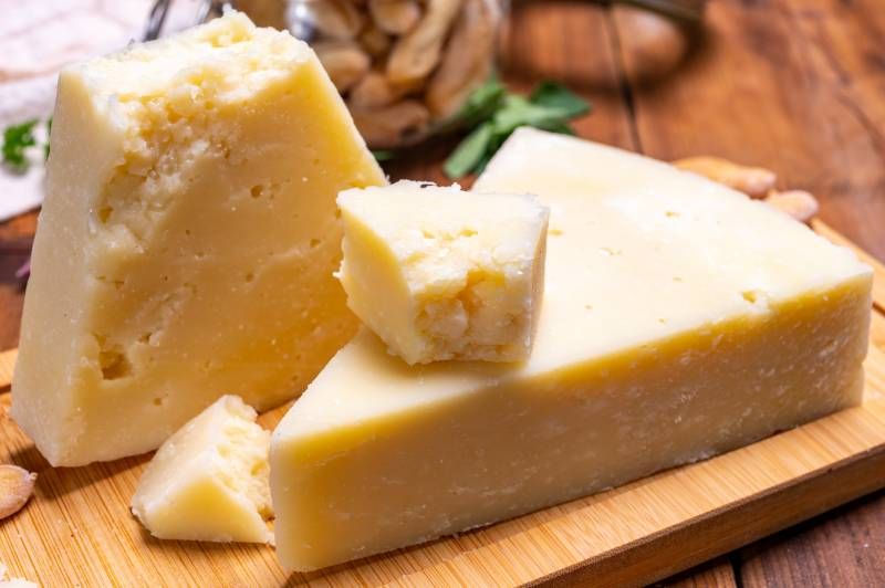 Pecorino romano, uno de los quesos italianos para hacer pizza
