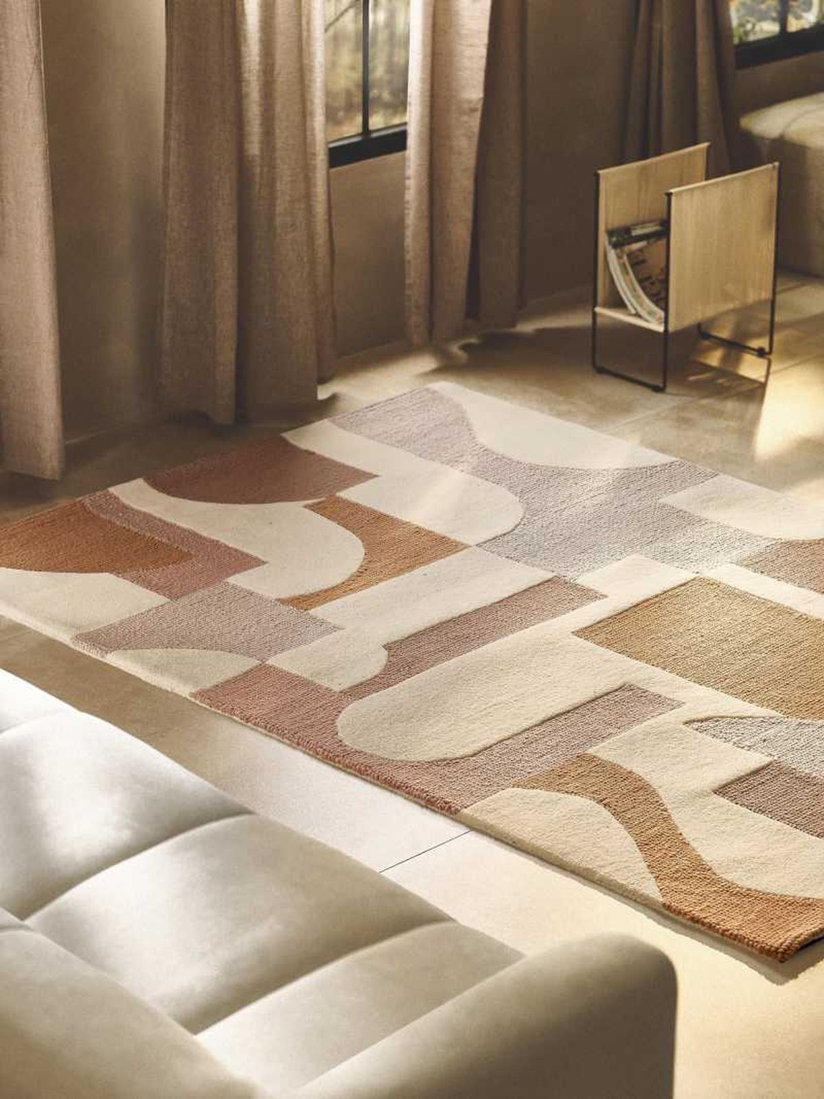 Alfombra de salón con estampado geométrico del color del año 2025.
