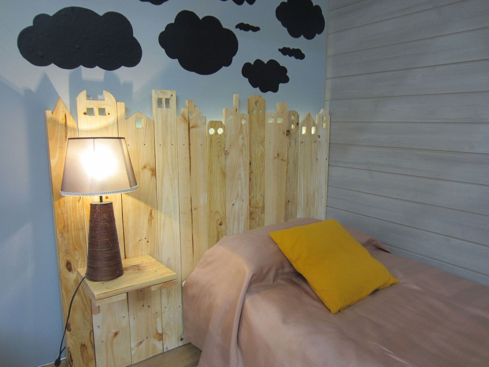 Hacer cabecero de madera con forma de casas