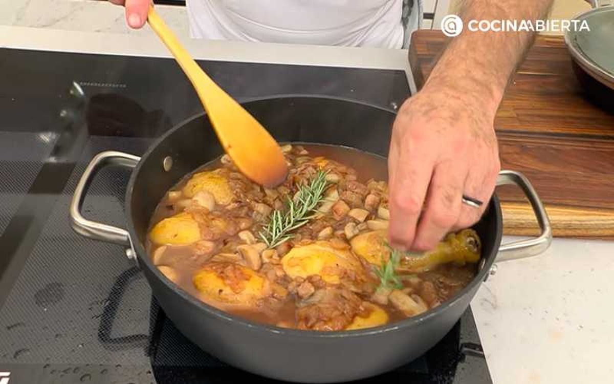 Añade las ramas de romero al guiso