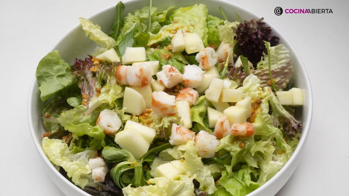 La ensalada de langostinos de Karlos Arguiñano es una idea perfecta para una cena saludable