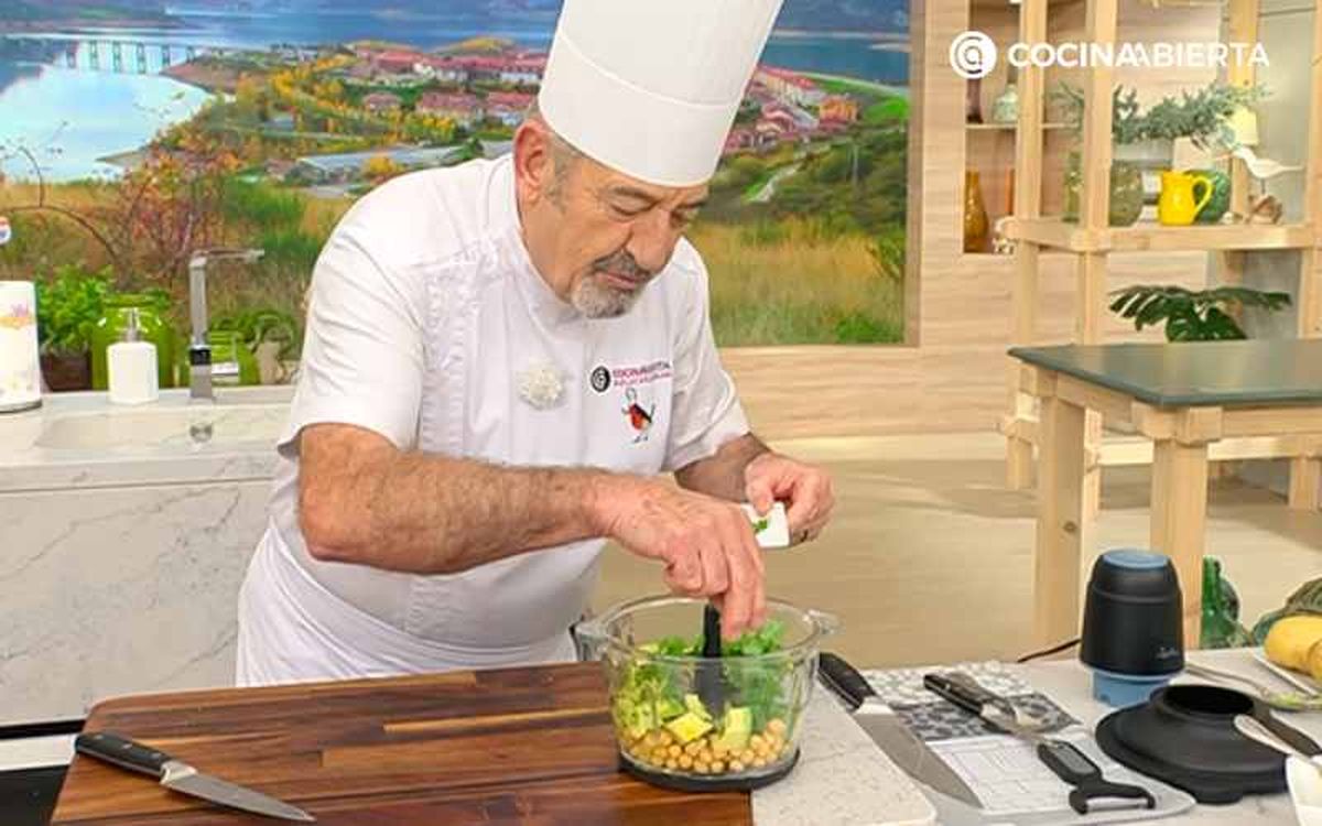 Karlos Arguiñano añade hojas de cilantro