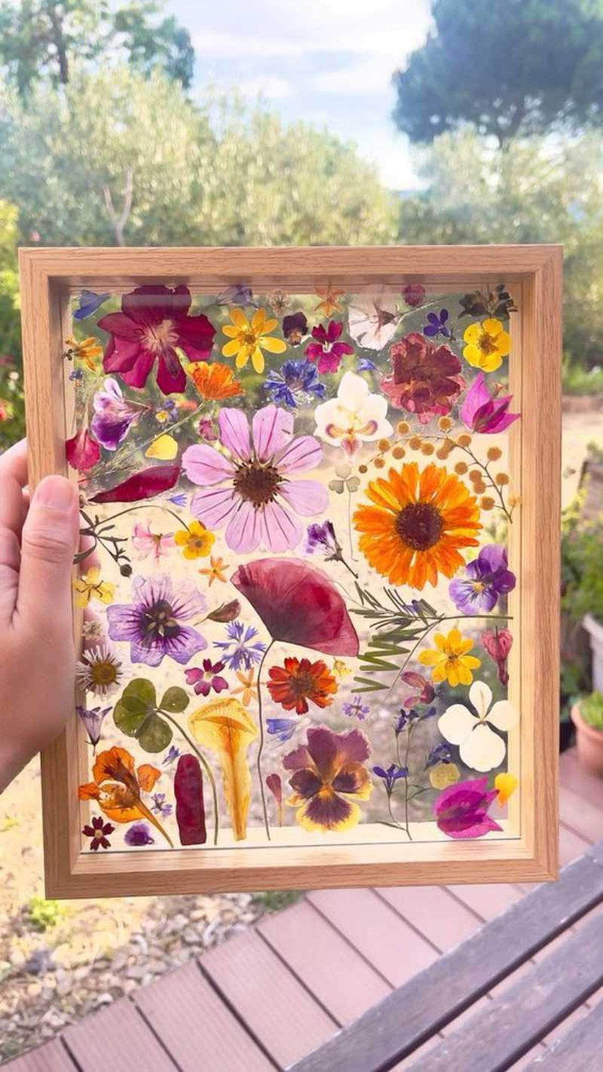 Cuadro con flores secas coloridas.