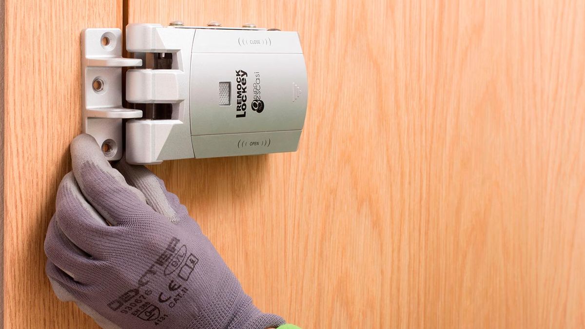 Como colocar una cerradura invisible en la puerta paso 5