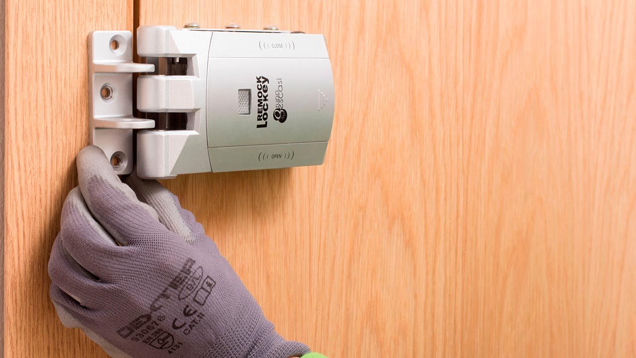 Como colocar una cerradura invisible en la puerta paso 5