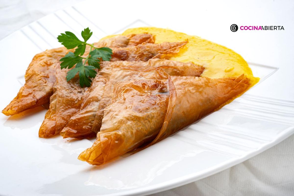 Samosas con salsa de mango y curry