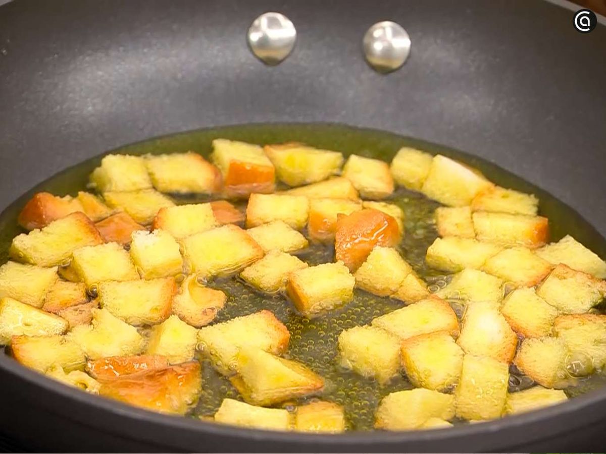 Fríe el pan en dados pequeños