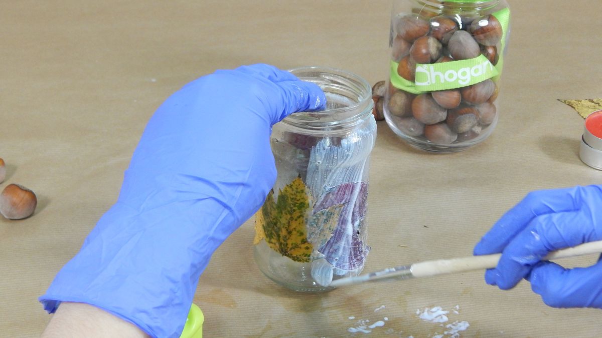 Cómo decorar tarros de cristal con hojas secas paso 3