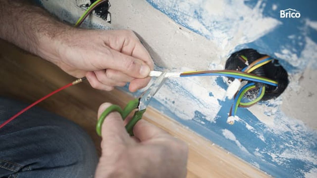 Bricomania 680 como instalar un enchufe y un aplique de pared paso8