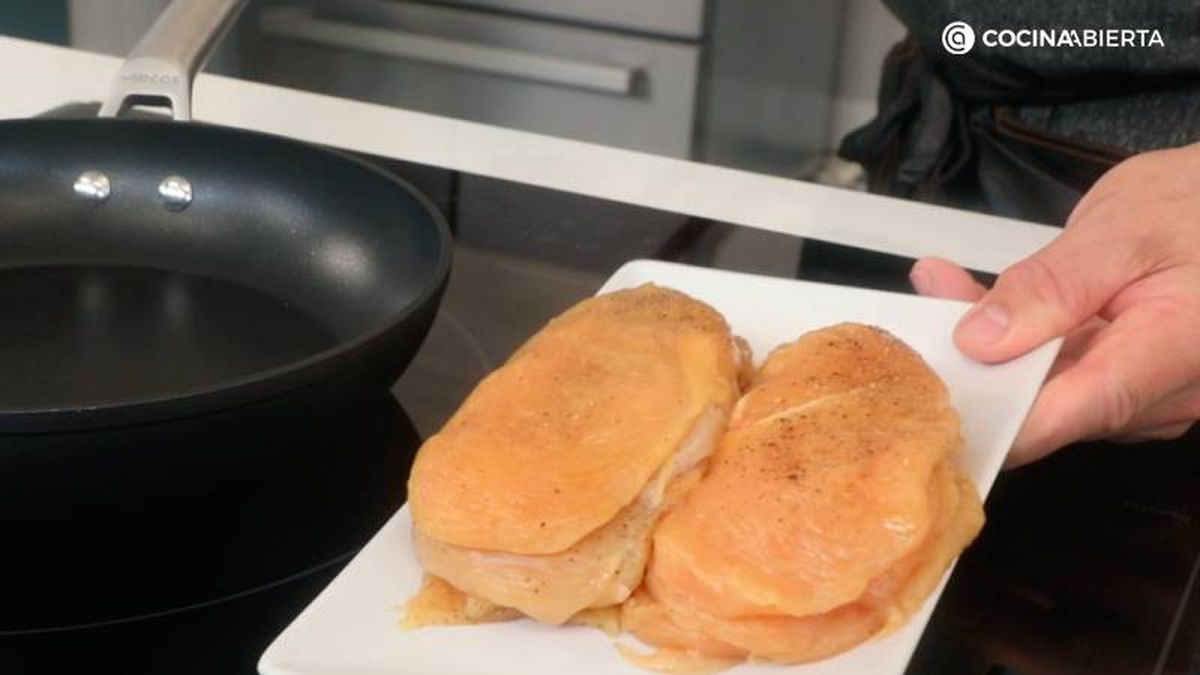 Prepara los ingredientes y cocina pechugas de pollo en la sartén