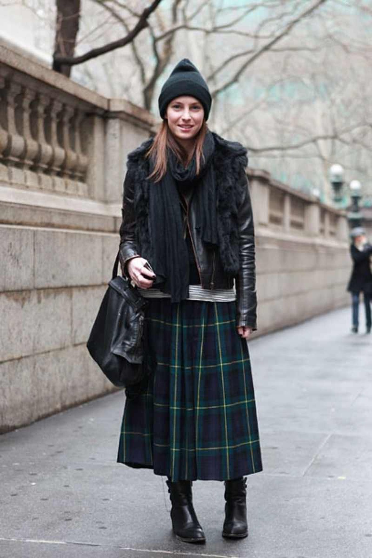 Outfit con falda escocesa y chaqueta de cuero negra