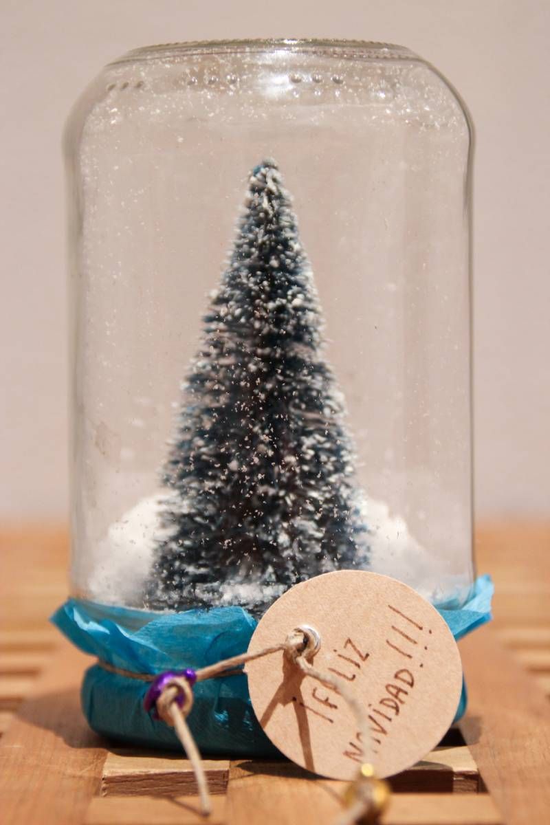 Bola de nieve de Navidad artesanal.