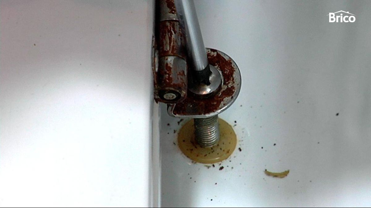 Sustituir bisagras de la tapa del wc paso 1