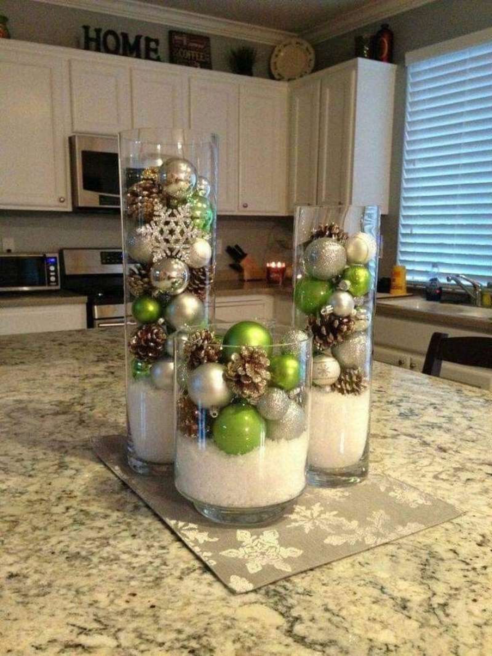 Jarrones de Navidad decorados con sal y bolas navideñas.