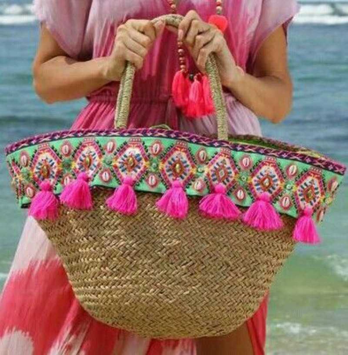 Capazo decorado con pasamanería.