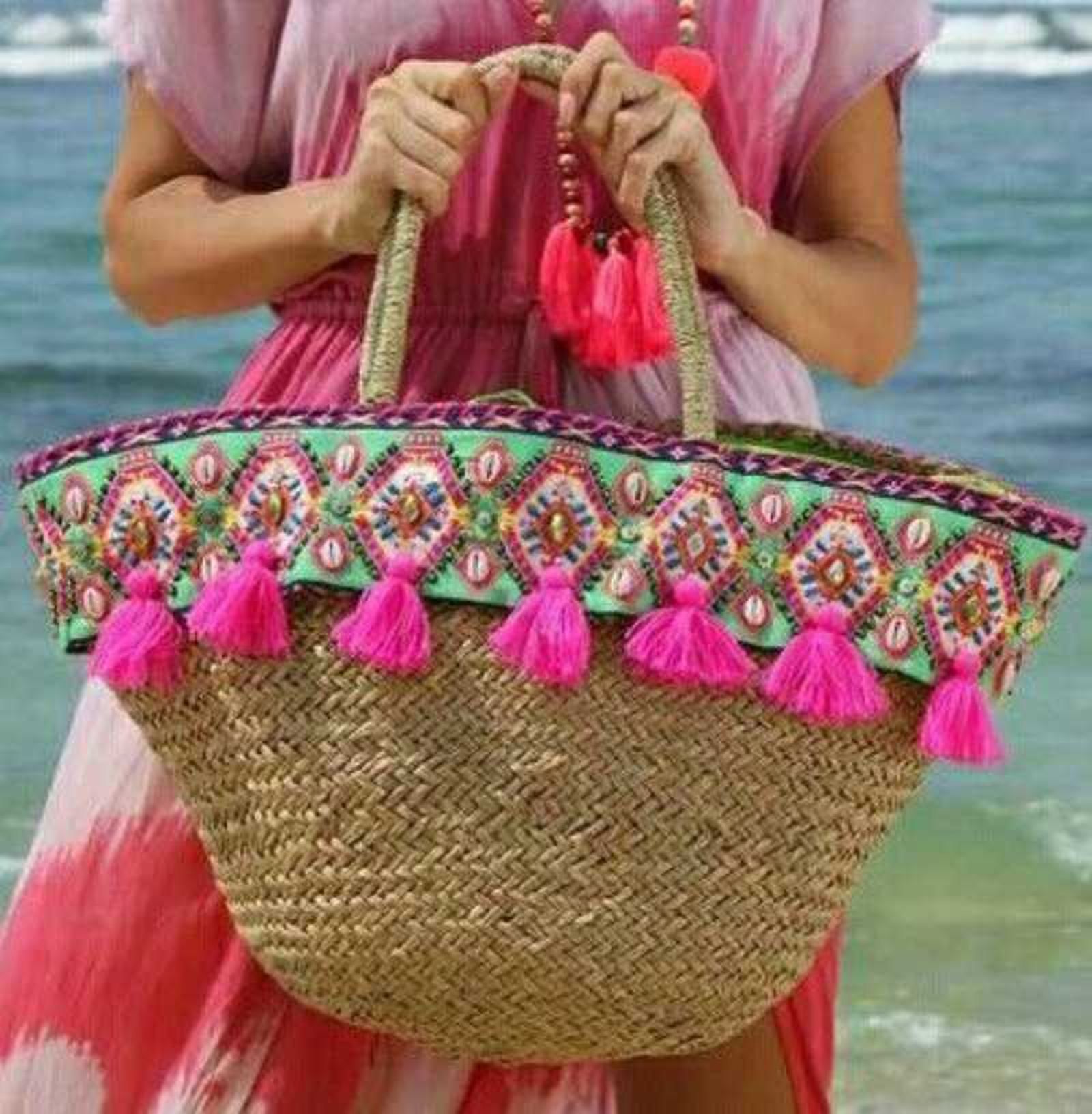 Capazo decorado con pasamanería.