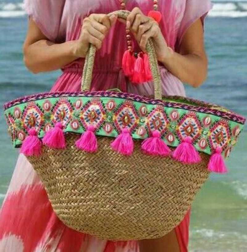 Capazo decorado con pasamanería.