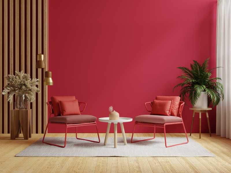 Salón con decoración en rojo.