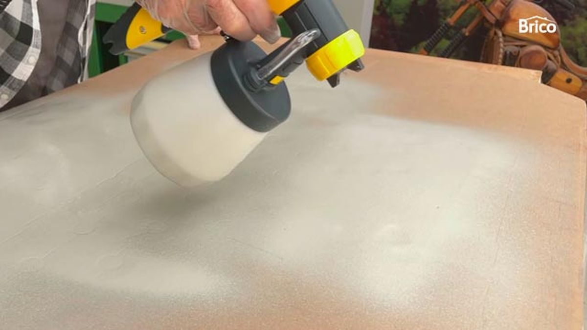 Como pintar una puerta de madera con pistola paso 8