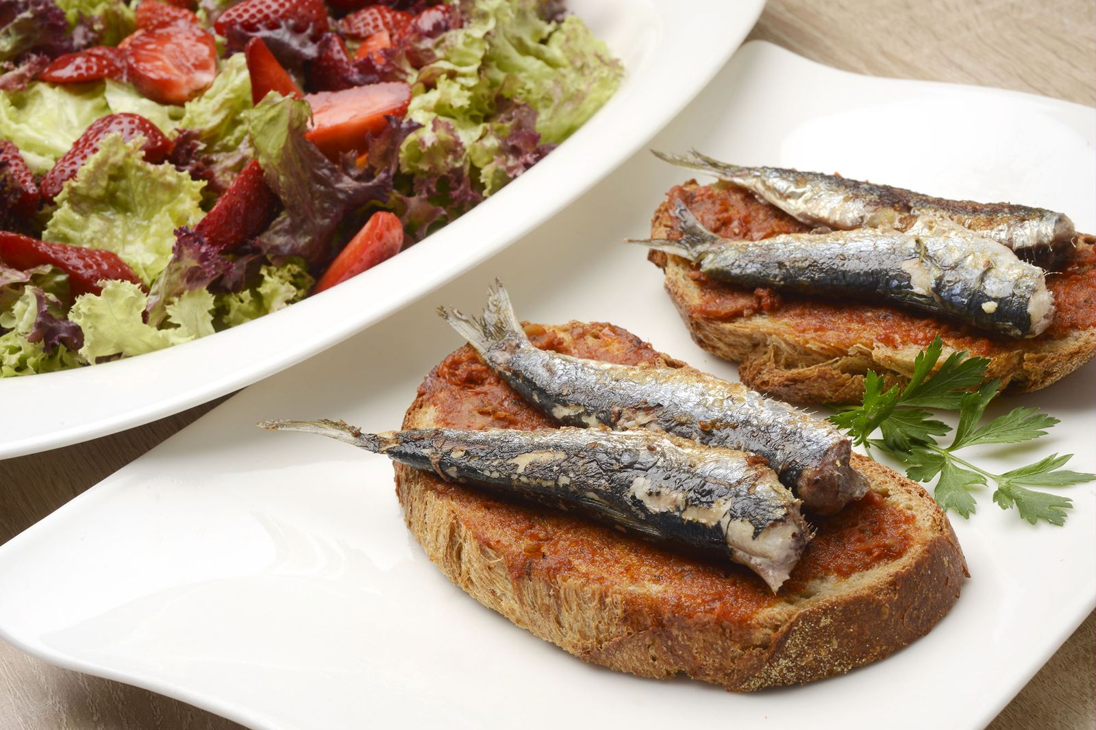 5806 1 Tosta de sardinas con ensalada (1190) xl