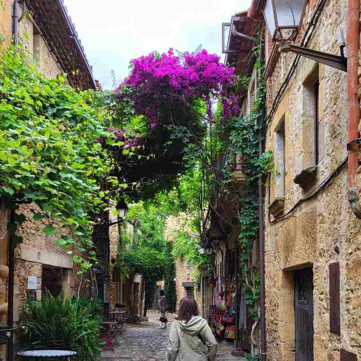 Peratallada tiene unas calles con preciosas buganvillas