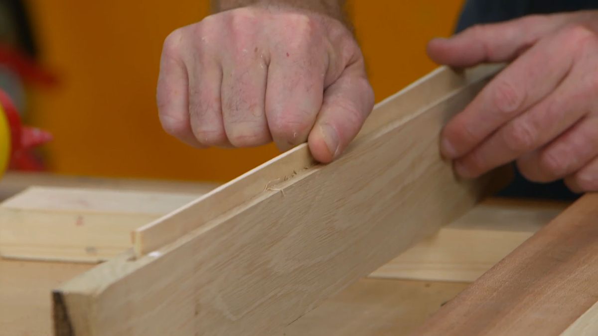 Cómo hacer un soporte de madera para la guitarra paso 2