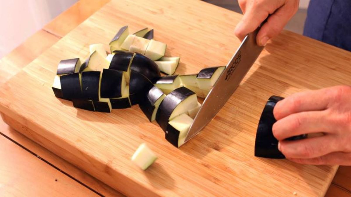 Pelar y cortar los ingredientes es el primer paso