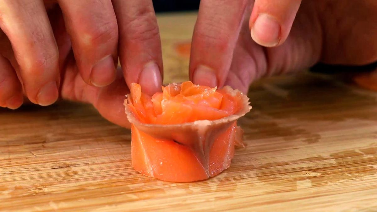 Receta de volovanes de salmón ahumado al cava, aguacate y queso  paso 2