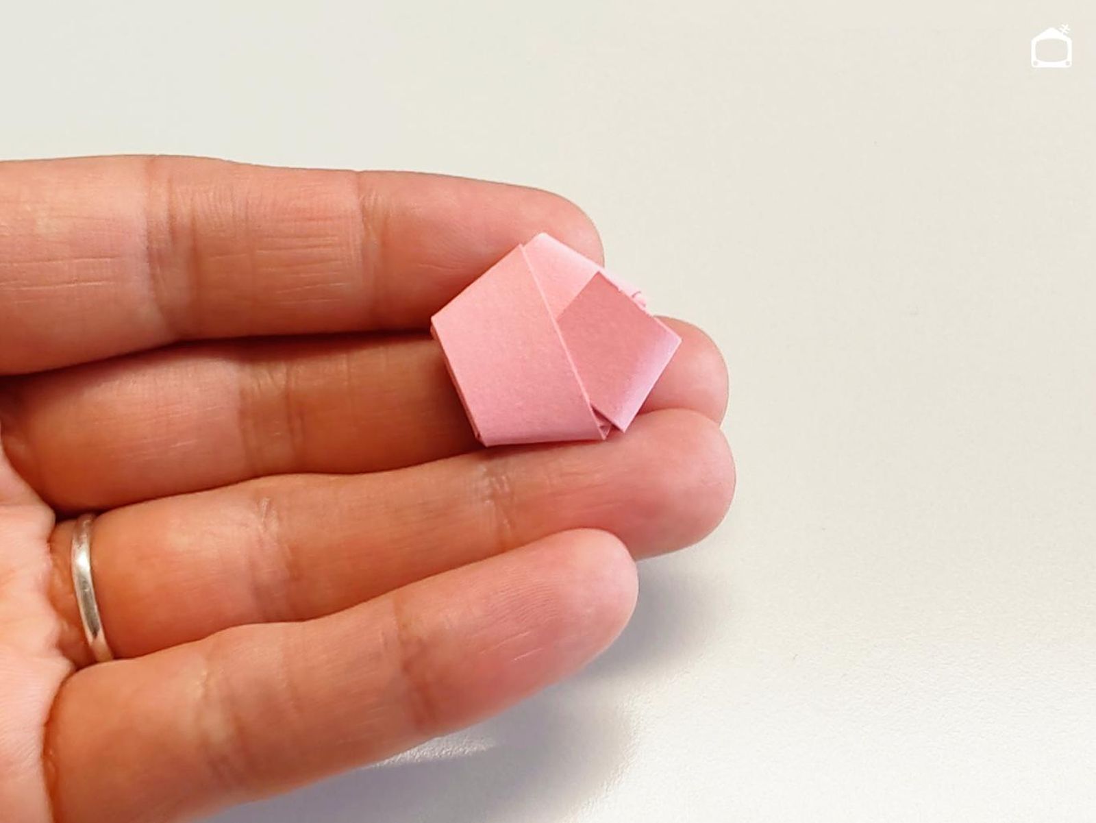 Quinto paso para hacer estrellas de papel.