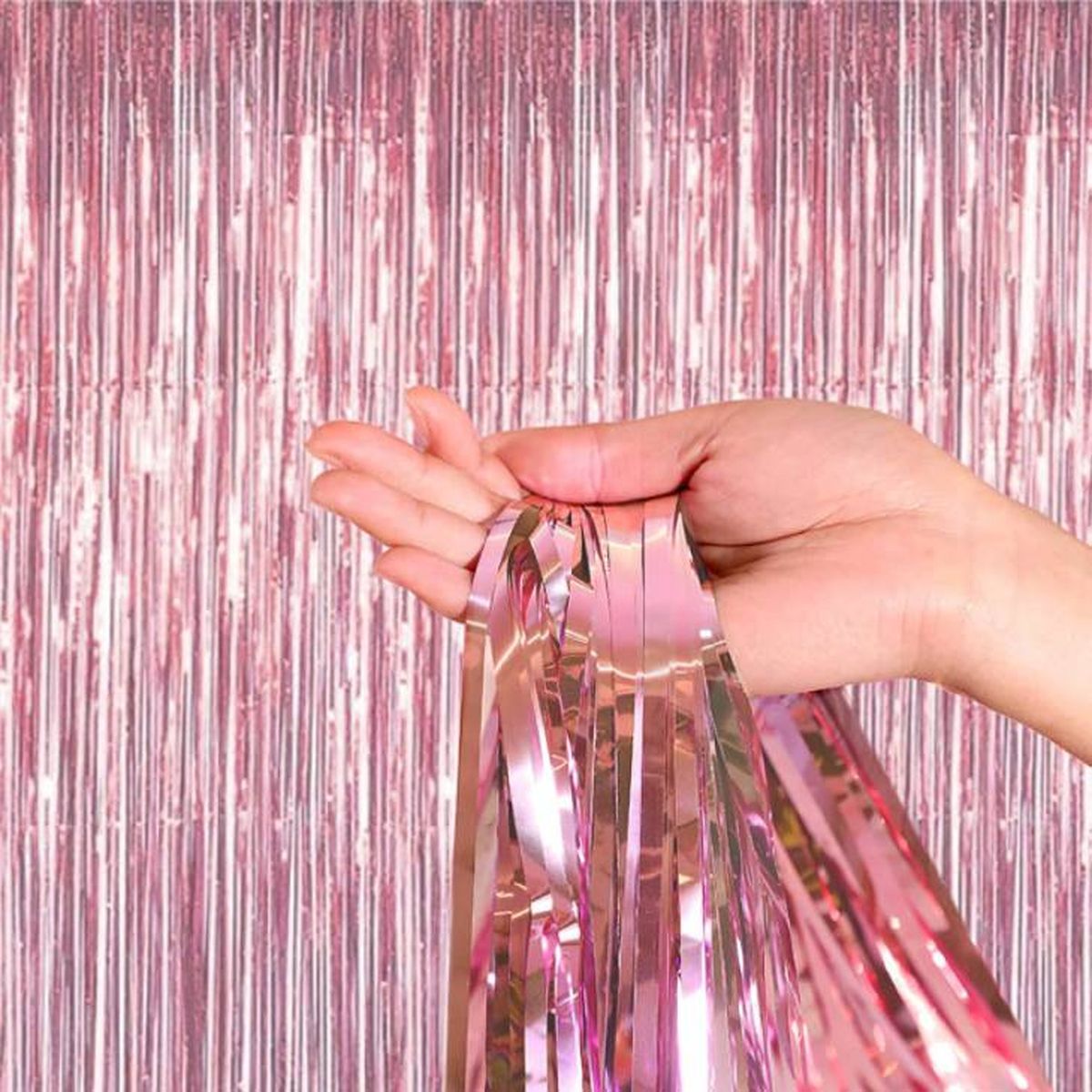 Cortina de flecos rosa para decorar.