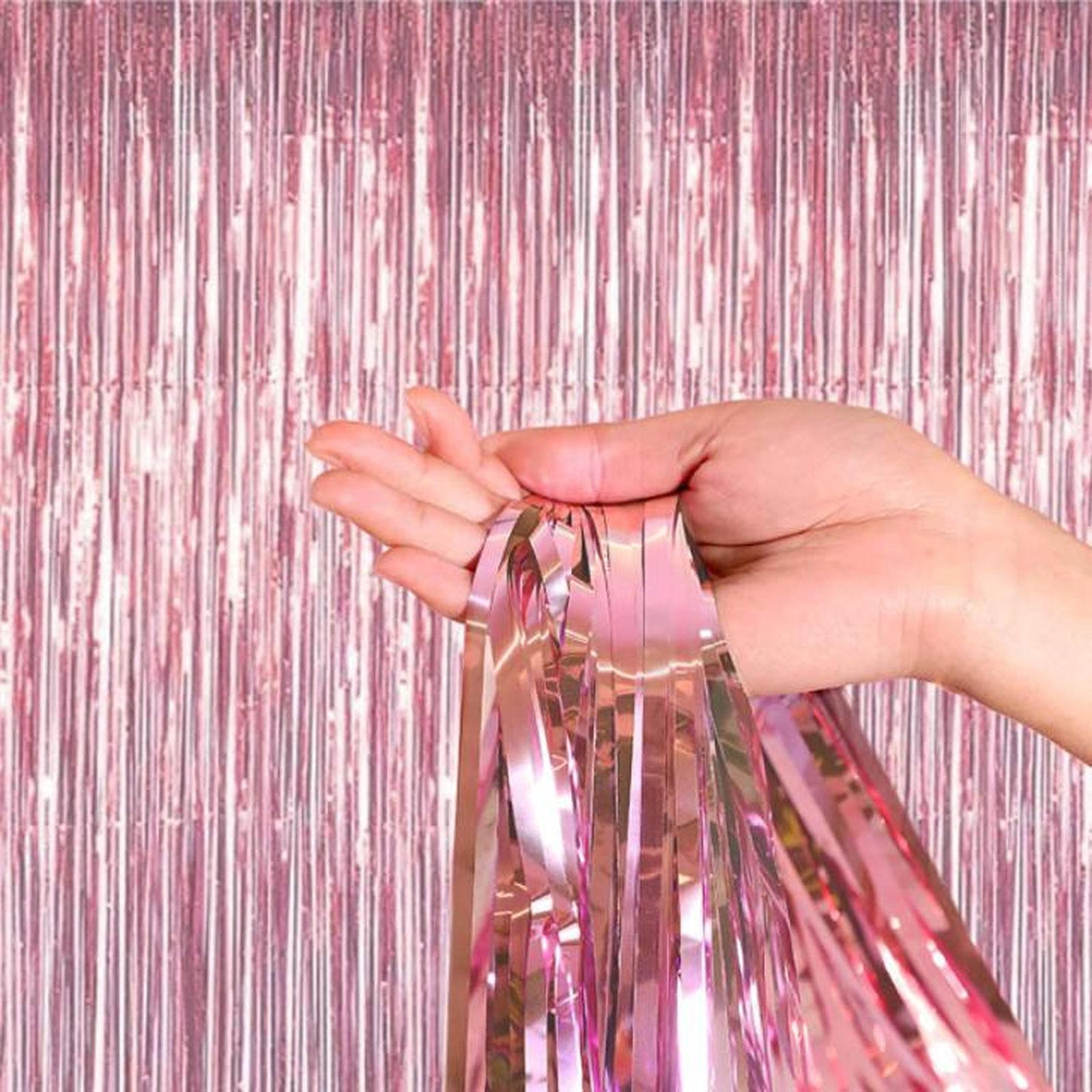 Cortina de flecos rosa para decorar.